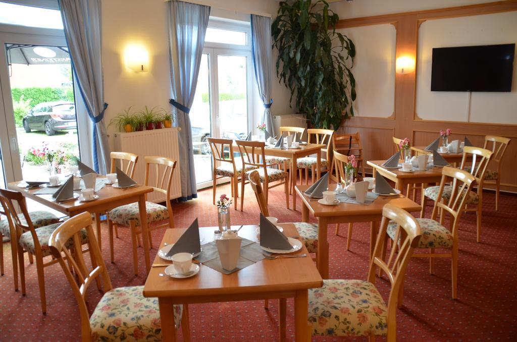 Hotel-Pension Pastow Garni Broderstorf ภายนอก รูปภาพ