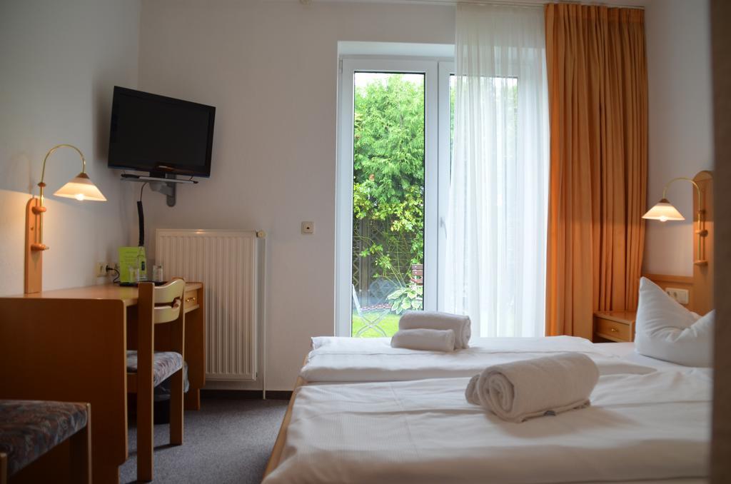 Hotel-Pension Pastow Garni Broderstorf ภายนอก รูปภาพ